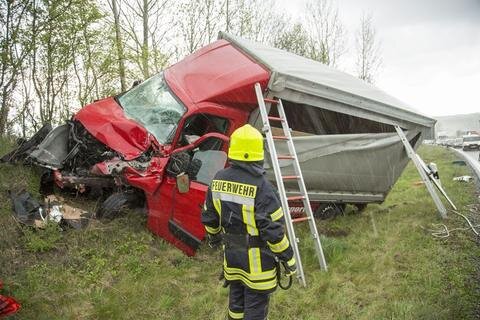 <p>
	Bei einem Verkehrsunfall auf der B 174 kurz vor Gornau ist am Montagnachmittag eine Opel-Fahrerin schwer verletzt worden.</p>
