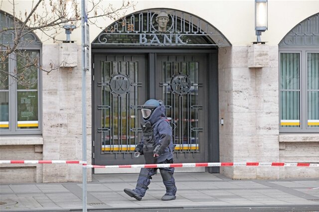 <p>
	Der Koffer stand vor einem Bankgebäude, aus dem rund 30 Personen vorsorglich evakuiert worden waren.</p>
