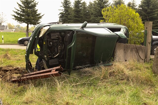 <p>
	Ein 18-jähriger Opel-Fahrer hat am Samstagvormittag einen Unfall mit Überschlag unbeschadet überstanden.</p>
