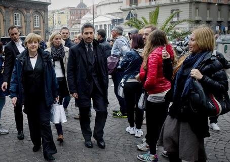 <p>
	Dort ließen sie sich von Passanten fotografieren. Merkel und Sauer hatten diese Woche bereits die historische Ausgrabungsstätte Pompeji besucht.</p>
