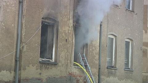 <p>
	Nach einem Brand in einem Haus an der Zwickauer Brauereistraße ist eine Bewohnerin am Donnerstag mit Verdacht auf Rauchgasvergiftung ins Krankenhaus gebracht worden.</p>
