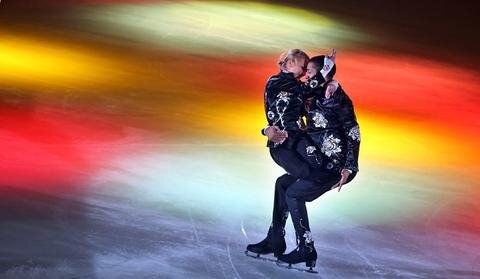 <p>
	Mit einer bunten Eis-Show haben sich die fünfmaligen Paarlauf-Weltmeister Aljona Savchenko und Robin Szolkowy am Samstagabend in Chemnitz von ihren Fans verabschiedet.&nbsp;</p>
