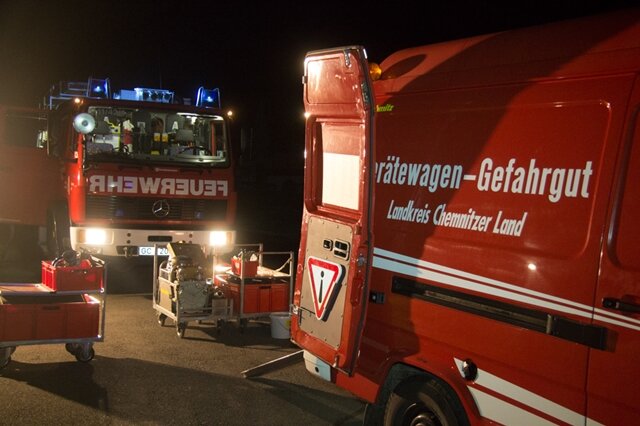 <p>
	Die Feuerwehren aus Wüstenbrand und Hohenstein-Ernstthal sowie der Gefahrgutzug der Feuerwehr Waldenburg kam zum Einsatz. In mehrstündiger Arbeit wurde der auslaufende Diesel beseitigt und die Tanks des Sattelzugs leer gepumpt.</p>
