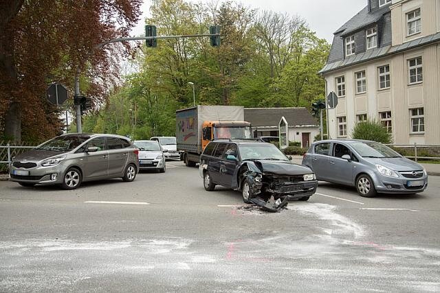 <p>
	Weil eine Ampel an der Kreuzung B95/Geyersdorfer Straße in Annaberg-Buchholz ausgefallen ist, sind am Dienstagvormittag ein Opel und ein Renault zusammengestoßen.</p>
