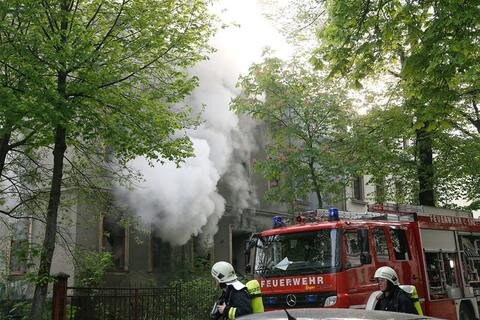 <p>
	Wenig später brannte es in einem Abrisshaus an der Klarastraße. Die Kriminalpolizei ermittelt. Im Folgenden weitere Bilder des Geschehens ...</p>

