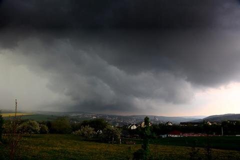 <p>
	Ein Unwetter ist am Donnerstagabend über das Zwickauer Umland und das Erzgebirge niedergegangen.&nbsp;</p>
