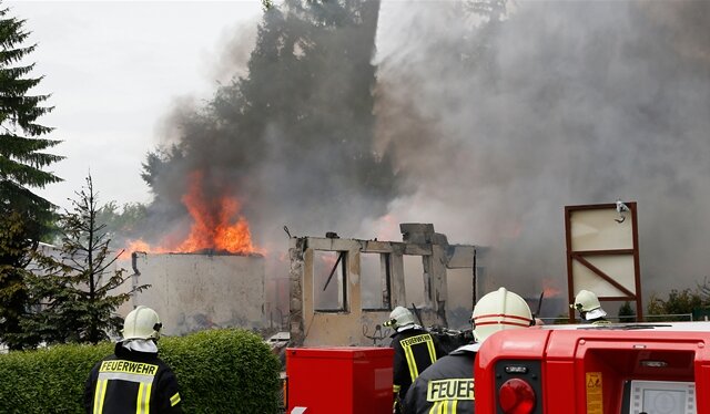 <p>
	Bei einer Explosion in einem Einfamilienhaus am Samstagmittag in Mühlau ist ein 57-jähriger Hausbewohner schwer verletzt worden.</p>
