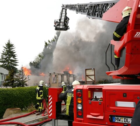 <p>
	Die Kriminalpolizei Chemnitz hat vor Ort die Ermittlungen zur Ursache des Unglücks aufgenommen.</p>

