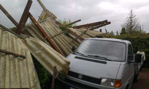 <p>
	Eine Windhose hat am Dienstagabend das Dach eines Schauers in Glauchau abgedeckt.</p>
<p>
	&nbsp;</p>
<p>
	&nbsp;</p>
