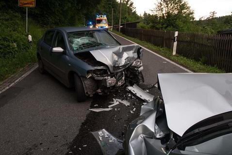 <p>
	Nach Polizeiangaben vom Sonnabend war ein 23-Jähriger mit seinem Opel in Höhe des Ortseingangs Hohenfichte auf die Gegenfahrbahn geraten und frontal mit einem Mazda zusammengestoßen.</p>
<p>
	&nbsp;</p>
