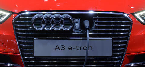 <p>
	Hier steckt ein Ladekabel im Kühler eines Audi A3 e-tron.</p>
