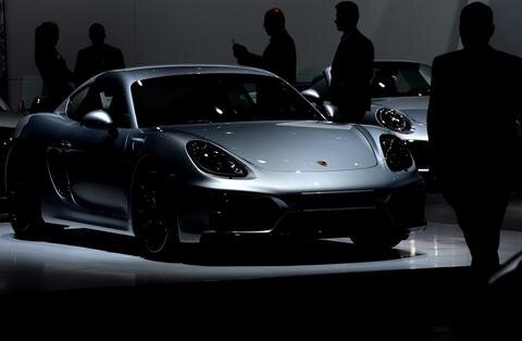 <p>
	Besucher der Automesse begutachten am Freitag den neuen Porsche Cayman GTS, der auf der Messe Europapremiere feiert.</p>

