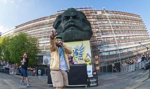 <p>
	5000 Chemnitzer und ihre Gäste strömten zum Marx-Monument, um den &quot;Mann mit dem Vollbart&quot; zu erleben.</p>
