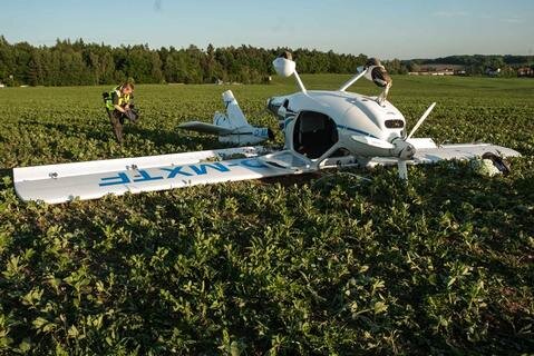 <p>
	Ein einmotoriges Kleinflugzeug ist am Samstagabend zwischen dem mittelsächsischen Naundorf und Niederschöna abgestürzt.</p>
