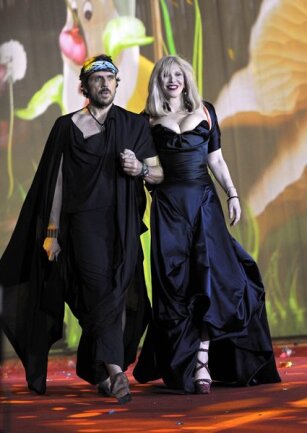 <p>
	Courtney Love und Andreas Kronthaler, Ehemann von Vivienne Westwood.</p>
