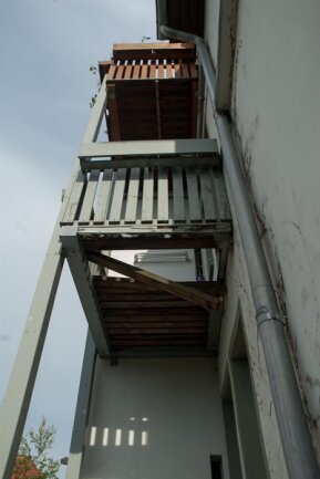 <p>
	Einer der beiden Balken unter dem Balkon war morsch geworden und gebrochen.</p>
