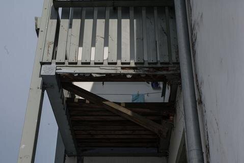 <p>
	Wie die Polizeidirektion Chemnitz meldete, war die Seniorin durch den Holzboden ihres Balkons etwa vier Meter in die Tiefe gestürzt.</p>
