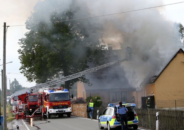 <p>
	In einem Nebengebäude an der Langenberger Straße in Hohenstein-Ernstthal ist am Dienstagvormittag ein Feuer ausgebrochen.</p>
