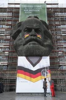 <p>
	... und ein Banner entrollt mit dem Spruch &quot;Fußballfans aller Länder, wir grüßen Euch&quot; - in Anlehnung an die Aufforderung &quot;Proletarier aller Länder, vereinigt Euch&quot;.</p>
<p>
	&nbsp;</p>
