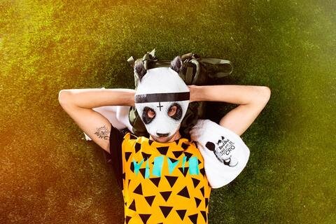 <p>
	Mit seinem Debüt &quot;Raop&quot; und hinter der Panda-Maske versteckt stellte Cro vor zwei Jahren die Hip-Hop-Welt auf den Kopf: Über zwei Millionen Tonträger hat er mittlerweile verkauft.</p>
