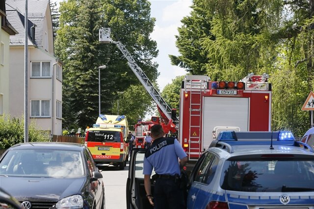 <p>
	Bei einem Brand in einem Wohnhaus an der Nevoigtstraße in Chemnitz sind am Freitag vier Menschen verletzt worden.</p>
