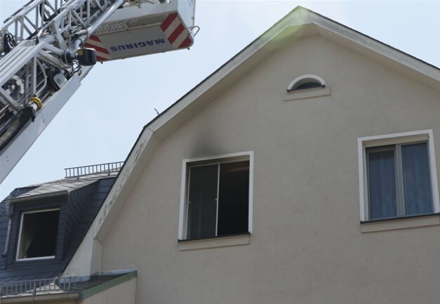 <p>
	Der Brand ist nach ersten Angaben der Polizei vermutlich in der Küche einer Dachgeschosswohnung aus bislang unbekannter Ursache ausgebrochen.</p>
