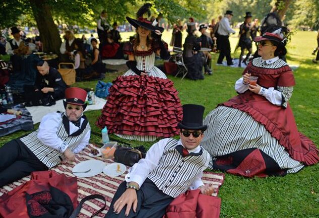<p>
	Mit einem viktorianischen Picknick im Park hat am Freitag das WGT begonnen. Zum viktorianischen Picknick kommen die Besucher stets aufwendig gestylt in den Clara-Zetkin-Park, in Kleidern, die an die Zeit vor der Wende zum 20. Jahrhundert erinnern.</p>
