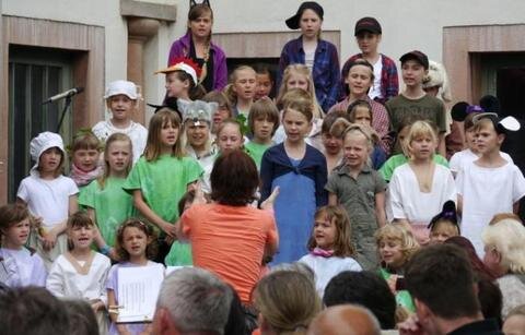 <p>
	<span class="img img-right" style="max-width: 100%; float: none; margin-left: 0px;"><span class="img-info"><span class="caption">Stimmgewaltig: Der Chor der hiesigen Grundschule. Die Mädchen und Jungen sangen nicht nur, sondern präsentierten auch das Theaterstück &quot;Bremer Stadtmusikanten&quot; auf der kleinen Bühne hinter dem Rathaus.</span></span></span></p>

