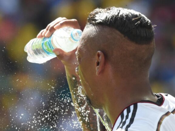 <p>
	Diese Abkühlung hat sich Jérôme Boateng redlich verdient. Der deutsche Nationalverteidiger spielte in der Hitze von Salvador beim 4:0 gegen Portugal sehr stark. Foto: Marcus Brandt<br />
	17.06.2014 (dpa)</p>
