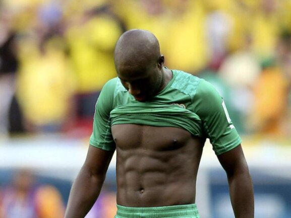 <p>
	Sein Body kann sich sehen lassen, doch das Ergebnis gegen Kolumbien eben nicht. Souleymane Bamba und seine Elfenbeinküste verloren mit 1:2 gegen Kolumbien und müssen nun um den Einzug ins WM-Achtelfinale bangen. Foto: Fernando Bizerra Jr<br />
	19.06.2014 (dpa)</p>
