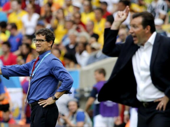 <p>
	Beide Trainer versuchten auf ihre Teams einzuwirken. Russlands Fabio Capello (l) eher dirigierend und Belgiens Marc Wilmots eher wild gestikulierend. Foto: Abedin Taherkenareh<br />
	22.06.2014 (dpa)</p>
