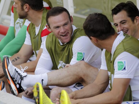 <p>
	Wayne Rooney (l) machte es sich gegen Costa Rica auf der Bank warm. Foto: Ballesteros<br />
	24.06.2014 (dpa)</p>
