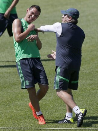 <b>Attackiert</b><br/>Mexikos Trainer Miguel Herrera (r) geht seinem Schützling Paul Aguilar im Training aus Spaß an die Gurgel. Foto: Julio Munoz<br/>28.06.2014 (dpa)