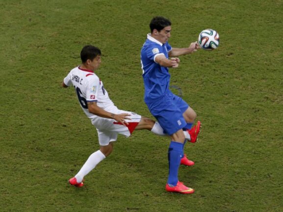 <b>Hinterücks</b><br/>Costa Ricas Christian Gamboa (l) versucht zwischen den Beinen des Griechen Lazaros Christodoulopoulos den Ball zu spielen. Foto: Mast Irham<br/>29.06.2014 (dpa)