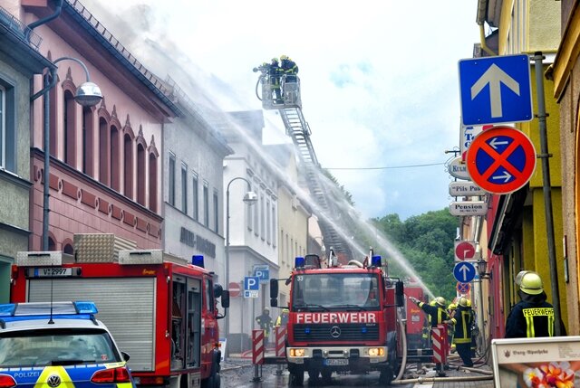 <p>
	Innerhalb von wenigen Minuten hat am Freitagnachmittag ein Dachstuhlbrand in der Elsterberger Innenstadt ein Wohn- und Geschäftshaus unbewohnbar gemacht.</p>

