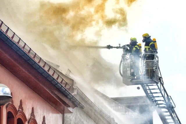 <p>
	In kurzer Zeit stand kurz nach 14 Uhr der gesamte Dachstuhl des Hauses in Flammen. Mehrere Feuerwehren wurden alarmiert. Zur Brandursache gibt es noch keine Erkenntnisse.</p>

