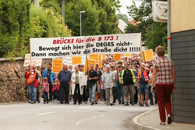 <p>
	Mehrere hundert Menschen haben Samstagvormittag in Flöha für den Weiterbau der Flöhaer Ortsumgehung demonstriert. Sie zogen auf der Dresdner Straße von der Stegbrücke bis zur Georgenkirche.</p>
