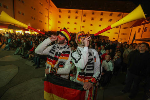 <p>
	Tommy und Ronny Wunsch (v.l.) sind bei allen DFB-Spielen mit dabei im Schloss Freudenstein. Und sie pusteten, was die Vuvuzela hergab.</p>
