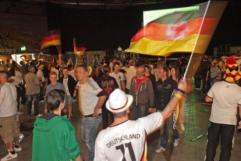 <p>
	In Zwickau konnten die Fans das Spiel in der Stadthalle verfolgen.</p>
