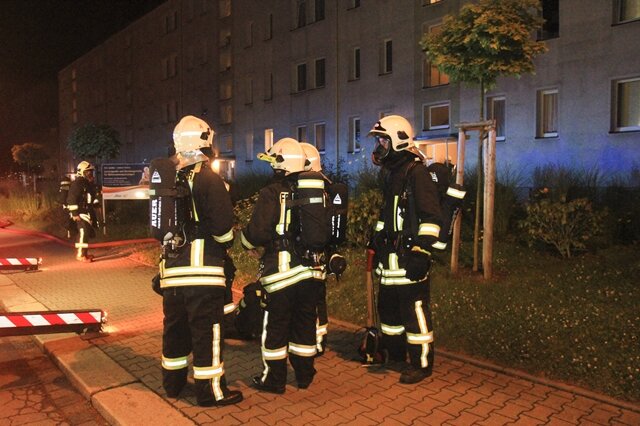 <p>
	Bei einem Wohnungsbrand in einem Mehrfamilienhaus an der Jacobstraße in Zwickau sind zwei Mieter verletzt worden. Sie mussten mit Verdacht auf eine Rauchgasvergiftung in ein Krankenhaus eingeliefert werden.</p>
