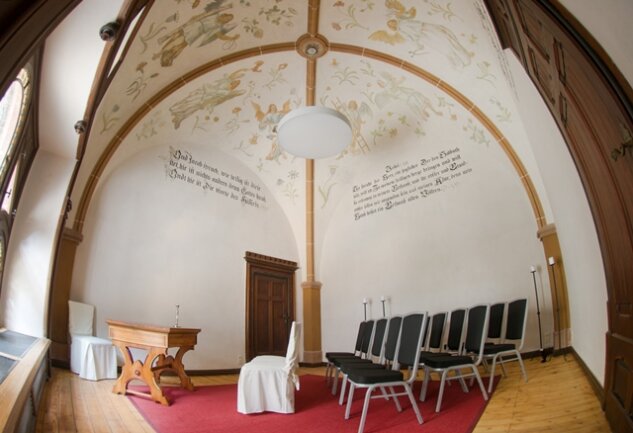 <p>
	Die Burgkapelle mit Kreuzgewoelbe und rekonstruierter Deckenmalerei im Palas der Burg Mylau dient heute als Trauzimmer und Ausstellungsraum. Die Kapelle geht auf auf ca. 1900 zurueck, als der Schlossbauverein die Burg massiv umbaute.</p>
