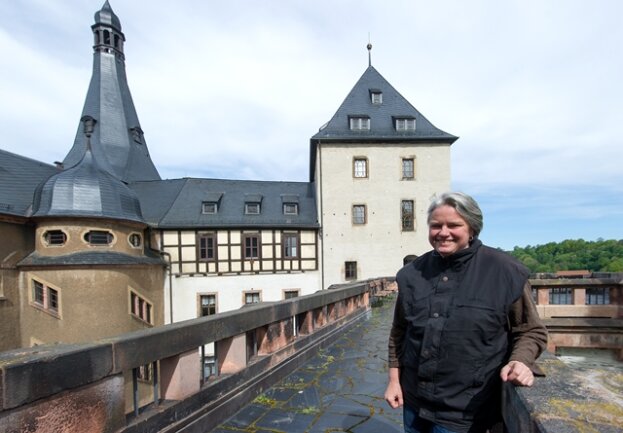 <p>
	Restauratorin und Museumsmitarbeiterin Sina Klausnitz auf dem Wehrgang der Burg Mylau im saechischen Vogtland. Rechts der rote Turm, links das Renaissance-Treppentuermchen mit der dahinterligenden Spitze des Glockenturms.</p>
