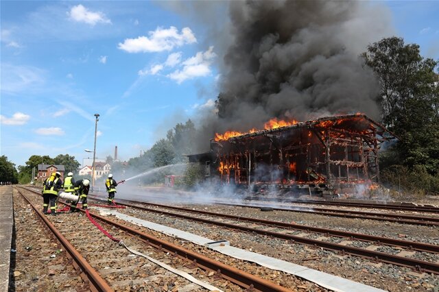 <p>
	Der Brand eines leer stehenden Gebäudes der Deutschen Bahn AG hat in Brand-Erbisdorf für einen Großeinsatz der Feuerwehr gesorgt.</p>
