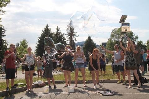 <p>
	Seifenblasen-Flashmobs gibt es auch in anderen Städten, etwa in Leipzig und Dortmund.</p>
