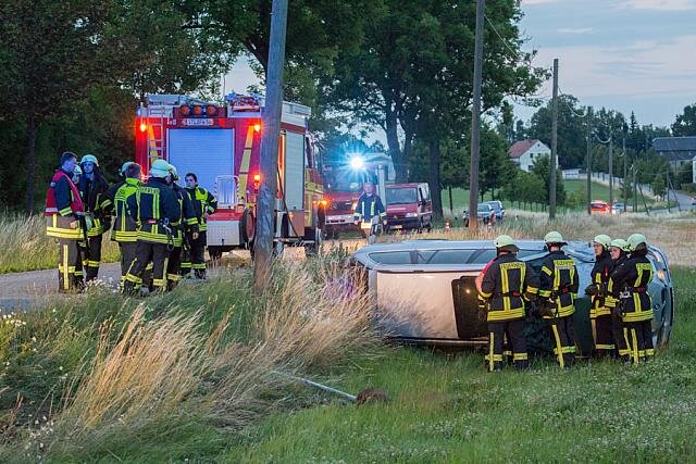 <p>
	Noch vor Ankunft der Feuerwehren aus Erlbach-Kirchberg und Lugau konnten der Fahrer und sein Beifahrer aus dem Fahrzeug befreit werden.</p>
