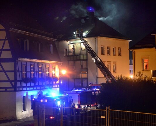 <p>
	Im Dachstuhl eines Mehrfamilienhauses am Hainichener Neumarkt ist am späten Montagabend ein Feuer ausgebrochen.</p>
