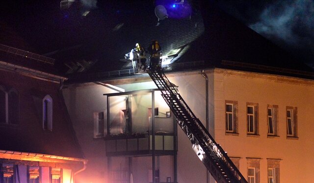 <p>
	Nach Angaben der Polizei konnte die alarmierte Feuerwehr den Brand schnell löschen und ein Ausbreiten auf die Wohnungen verhindern.</p>
