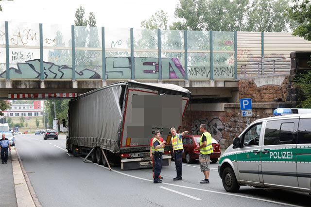 <p>
	Ein Lkw ist am Dienstagnachmittag auf der Goethestraße in Chemnitz an einer Brücke hängengeblieben.</p>
