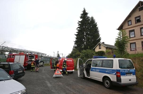 <p>
	Die Hohenstein-Ernstthaler Feuerwehr rückte mit 15 Einsatzkräften aus. Von den vier Einsatzfahrzeugen konnte eines gleich wieder den Heimweg antreten.</p>
