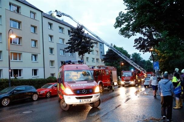 <p>
	Bereits am Montagabend schlug ein Blitz in ein Mehrfamilienhaus in Chemnitz ein. Der Dachstuhl wurde in Brand gesetzt. Verletzt wurde niemand.</p>

